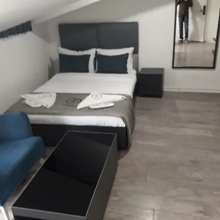 Remall Suites Hotel *